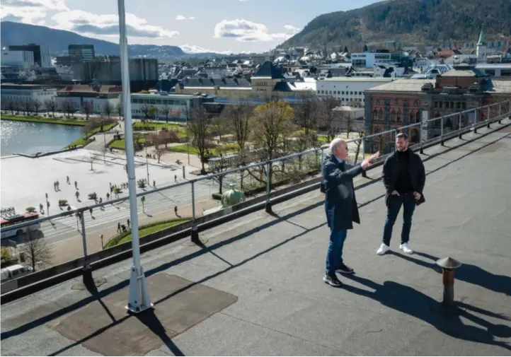  ?? ?? Styreleder Stein Olaf Onarheim i Handelens og Sjøfartens Hus og daglig leder Roger Edvardsen i Estate Management nyter utsikten og solen på det som kan bli en fremtidig restaurant.