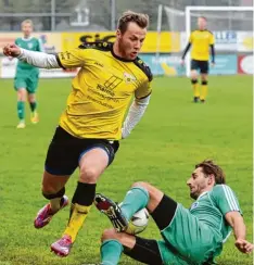  ?? Foto: Marcus Merk ?? Matthias Gröger vom TSV Nördlingen II stoppt den Gersthofer Angreifer Stefan Schnurrer mit fairen Mitteln.