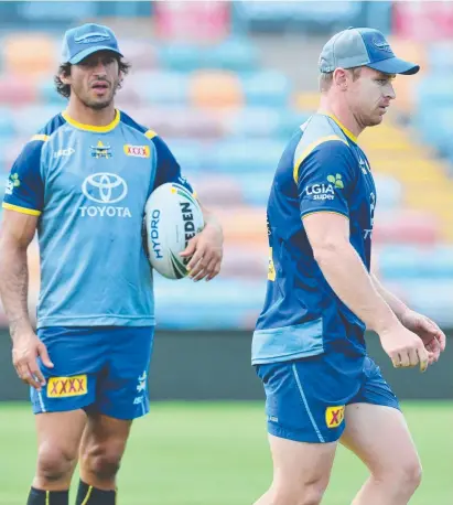  ?? Picture: EVAN MORGAN ?? REUNITED: Johnathan Thurston and Michael Morgan at Cowboys training.