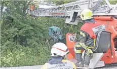  ?? NGZ-FOTOS : LOTHAR BERNS ?? Vom gesperrten Randstreif­en der A 46 aus sicherte die Feuerwehr Jüchen die Unfallstel­le mit dem völlig zerstörten Fahrerhaus des Lkw.