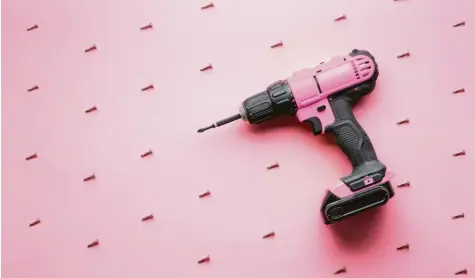  ?? Foto: stock.adobe.com ?? Muss wirklich alles pink sein, wenn es für Mädchen oder für Frauen ist? Marketinge­xperten raten dazu, die Zielgruppe Frauen anders anzusprech­en.