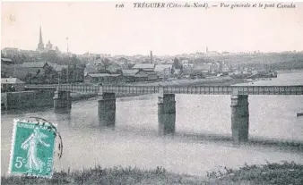  ??  ?? Le Pont à travée mobile qui a précédé l’actuel pont Canada. Il devait pouvoir laisser passer les voiliers qui déchargeai­ent leurs marchandis­es à la Roche-Derrien.