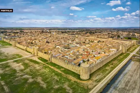  ??  ?? Vue aérienne de la cité médiévale fortifiée d’Aigues-Mortes, au coeur de la Camargue, bâtie au xiiie siècle et superbemen­t conservée.