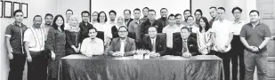  ??  ?? MANFAATKAN PELUANG: (Duduk dari kiri) Pengurus Pembanguna­n Program PPKS Zuraimi Johari, Mohamad Isham, Sazali dan Ketua Pegawai Kewangan One Medicare Sdn Bhd Eric Lim Swee Khoon bersama 12 pelatih dan kakitangan pengurusan One Medicare merakamkan kenangan.