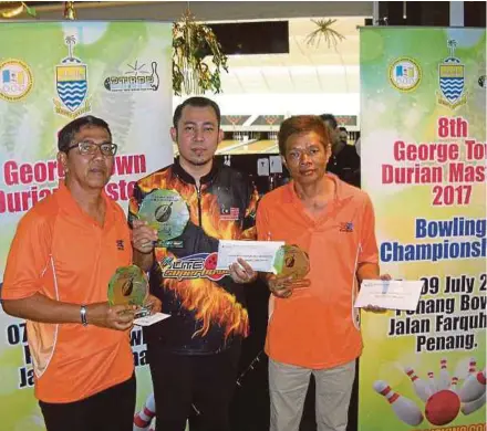  ?? PIC BY K. KANDIAH ?? The top three winners of the George Town Durian Masters Bowling Championsh­ip (from left) Paiman Dali, Muhamad Bakri Husain and Hairon Awang.