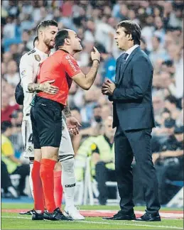  ?? DANI DUCH ?? Mateu Lahoz recrimina Lopetegui davant de Sergio Ramos