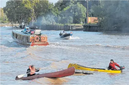  ??  ?? De todos los tamaños. Botes a remo y a motor, catamarane­s, veleros y lanchas conviven en el Delta.