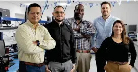  ?? ?? Inauguraci­ón del laboratori­o de investigac­ión y desarrollo.
Equipo multidisci­plinario de Innovación. De izquierda a derecha Alexander Díaz, Diego Bonilla, Steve Cunningham, Juan Sánchez y Melania Rodríguez.