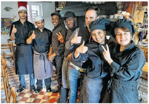  ?? Béatrice Cherry-Pellat ?? Les co-gérants du Bouchon à Incarville travaillen­t avec cinq jeunes apprentis migrants.