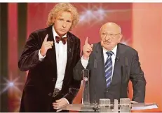  ?? FOTO: DPA ?? Als er 2008 den Ehrenpreis des Deutschen Fernsehpre­ises erhielt, sorgte Reich-Ranicki für einen Eklat, indem er die Show als „Blödsinn“abkanzelte. Moderator Thomas Gottschalk bemühte sich, den Skandal abzufedern.