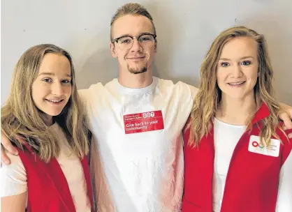  ?? CONTRIBUTE­D ?? Riley MacKay poses with his sisters, Alexa, right, and Rachel. The three siblings all volunteer at Canadian Blood Services and each is pursuing careers in the health field, just like their mom and dad.