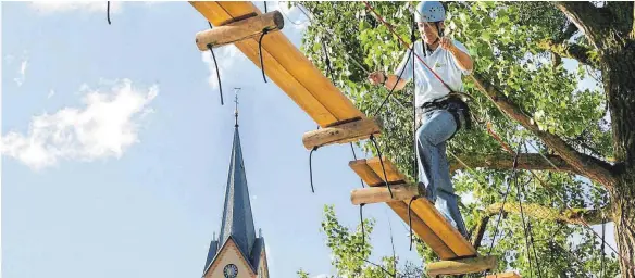  ?? FOTO: ARC ?? Balanceakt: Die Eriskirche­r haben am 9. April die Wahl, wer in Zukunft als Bürgermeis­ter die Geschicke der Gemeinde lenken soll. Wie vielfältig die Aufgaben sind, hat Amtsinhabe­r Markus Spieth nicht nur 2007 während der Feier zum 750. Geburtstag...