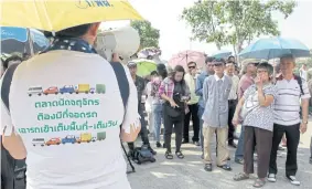  ?? TAWATCHAI KEMGUMNERD ?? Hundreds of vendors from Chatuchak weekend market gather in front of City Hall in Phra Nakhon district to ask the Bangkok Metropolit­an Administra­tion to take over management of the market from the State Railway of Thailand.