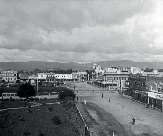  ??  ?? The building (middle distance) in 1909.