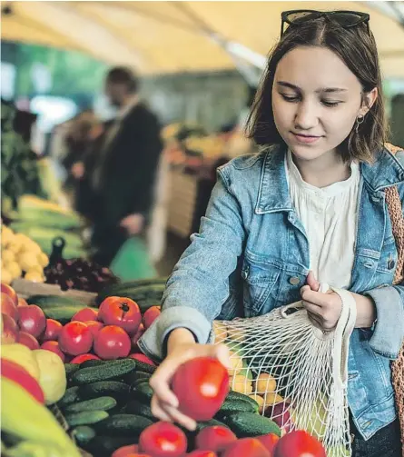  ??  ?? Los productos de origen vegetal son la base principal de la dieta, aunque no excluye de manera drástica carne o lácteos