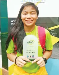  ??  ?? JESSICA Keng merai kejayaan beliau menjuarai Kejohanan Skuasy Individu Remaja Asia Ke-24, 2017 di Amman, Jordan pada Sabtu.