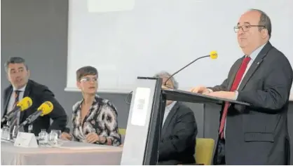  ?? Foto: Patxi Cascante ?? Javier Hoyos (Cadena Ser Navarra); y María Chivite, secretaria general del PSN, ayer con Iceta.