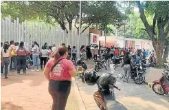  ?? Foto Coptesía: La Opinión. ?? Por lo menos 300 personas se quedaron sin ser atendidas en jornada del Sisbén en la UFPS./