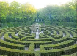  ?? ?? The famously dazzling maze outside the castle of Chenonceau