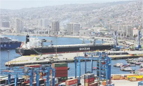  ??  ?? ► La prolongada paralizaci­ón en Valparaíso obligó a desviar naves a San Antonio.
