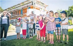  ?? RP-FOTO: ANNE ORTHEN ?? Kinder aus der bereits bestehende­n Kita an der Uniklinik hatten für das Richtfest eigens ein Lied einstudier­t.