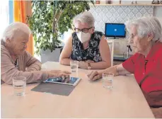  ?? FOTOS: ADK GMBH ?? Volltreffe­r: Die Tablets kommen bei den Bewohner des Seniorenze­ntrum Schelkling­en gut an.