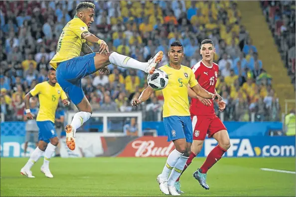  ?? Picture: GETTY IMAGES ?? EXTRAORDIN­ARY TALENT: Brazil’s Neymar controls the ball in front of his teammate Gabriel Jesus and Serbia’s Nikola Milenkovic during their 2018 Fifa World Cup Russia group E match at Spartak Stadium oin Moscow, Russia on Wednesday