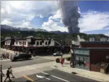  ?? TONY COOPER VIA AP ?? This Wednesday photo provided by Tony Cooper shows a wildfire burning near Breckenrid­ge, Colo. Firefighte­rs were working Thursday to keep a wildfire that’s forced the evacuation of hundreds of people from spreading toward homes near Colorado’s...