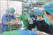  ?? ?? Chinese doctor Zhao Jianfeng conducts cataract surgery in Sri Lanka.
