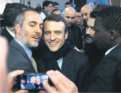  ??  ?? Schnappsch­uss mit dem zukünftige­n Präsidente­n Frankreich­s? Macron werden gute Chancen eingeräumt.