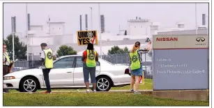  ?? AP/ROGELIO SOLIS ?? United Auto Workers representa­tives set up outside an employee entrance at the Nissan vehicle assembly plant in Canton, Miss., on Tuesday. Workers began voting Thursday on whether to join the union.