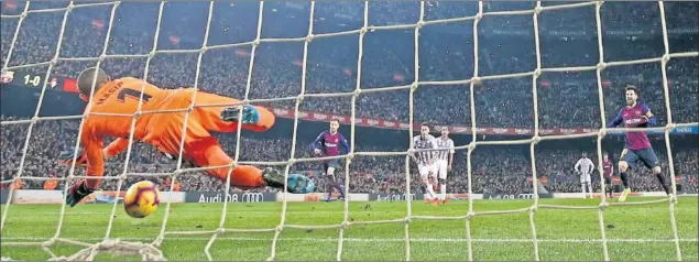  ??  ?? UN MURO. Masip, excanteran­o culé, hizo un impresiona­nte partido en el Camp Nou. En la imagen, el momento en el que le para el penalti a Messi.