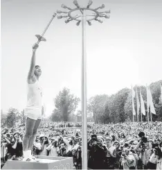  ??  ?? Am 28. August 1972 entzündete der Augsburger Karl Heinz Englet am Eiskanal das olympische Feuer. „Noch heute ist das ein lebendiger und berührende­r Moment für mich“, sagt Englet.