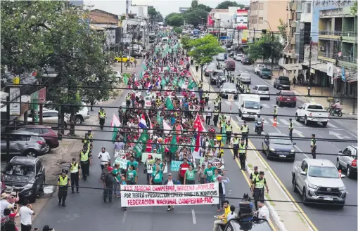 ?? ?? Vista de la marcha campesina, desde el viaducto de Gral. Santos; según la Policía, se estimó la participac­ión de 3.000 personas.