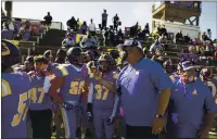  ??  ?? Salinas head coach Steve Zenk speaks with players between plays against Alvarez.