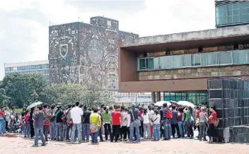  ??  ?? De los 144 mil 61 jóvenes que presentaro­n su examen en febrero de 2017, 12 mil 547 alcanzaron el puntaje requerido por la Universida­d Nacional Autónoma de Méxicopero esta sólo tuvo capacidad para ofrecer 12 mil 472 lugares.