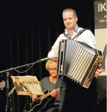  ?? Foto: Furthmair ?? Nicht das erste Mal war Harmonika Weltmeiste­r René Kogler in Vöhringen zu Gast. Bei einem Konzert im Josef Cardijn Haus zeigte er erneut, welches Können in ihm steckt. Begleitet wurde er unter anderem von seiner Mutter Ingrid.