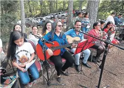  ??  ?? Entre las romerías ofrecidas a la Morenita destacó la colección de canciones escogidas para la ocasión que exaltan sus virtudes.