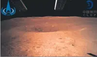  ?? Serviço de Administra­ção Espacial Nacional da China/AFP ?? Após aterrissar, o módulo enviou uma foto da superfície lunar para o satélite Queqiao, que orbita a Lua