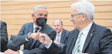  ?? FOTO: BERND WEISSBROD/DPA ?? Ministerpr­äsident Winfried Kretschman­n (rechts, Grüne) hält zu seinem Innenminis­ter Thomas Strobl (CDU).