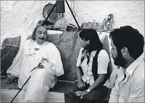  ?? TUSQUETS ?? Dalí, recibiendo a Beatriz de Moura y su esposo, Antonio López de Lamadrid, en su casa de Portlligat, en el año 1978