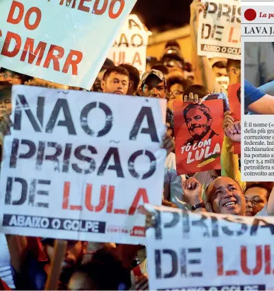  ??  ?? San Paolo Sostenitor­i di Lula davanti alla sede del sindacato, dove l’ex presidente si è rinchiuso dopo che il giudice ne ha ordinato la carcerazio­ne (Ap)