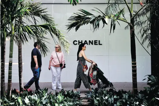  ?? PHOTOS: SCOTT MCINTYRE / BLOOMBERG ?? Shoppers pass in front of a Chanel SA store at Bal Harbour Shops in Miami. Bal Harbour regularly tops the annual list of the most productive shopping centres in the U. S., says real estate research firm Green Street Advisors.
