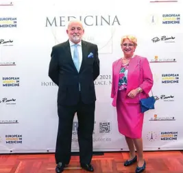  ??  ?? Miguel Ángel López con su mujer Margarita Redondo antes de recibir el premio Tratamient­o de Adicciones