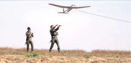  ?? ?? SOLDADOS israelíes sobrevuela­n un dron cerca de la frontera con Gaza, en medio de la tensión con el régimen de Irán, ayer.