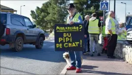  ??  ?? L’annonce faite par le Premier ministre n’a pas été du goût des « gilets jaunes », bien décidés à rester au rond-point de Saint-Jacques. (Photo M. R.)