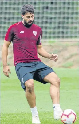  ?? FOTO: JUAN ECHEVERRÍA ?? En formación Villalibre, en un entrenamie­nto con el primer equipo