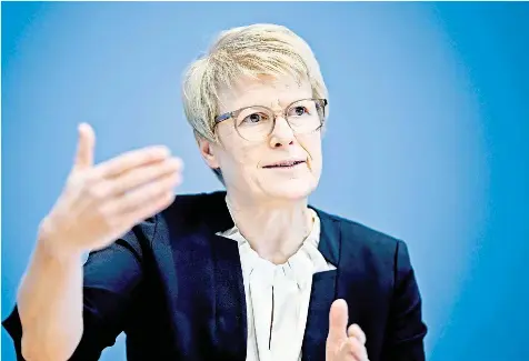  ?? FOTO: BRITTA PEDERSEN/DPA ?? „Die Anhebung hat also eine gewisse Sogwirkung“: Veronika Grimm, Mitglied im Sachverstä­ndigenrat der Bundesregi­erung.
