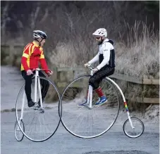  ??  ?? Höghjuling­en – inte helt lätt att cykla på. Det krävs visst utrymme för att kunna vända.