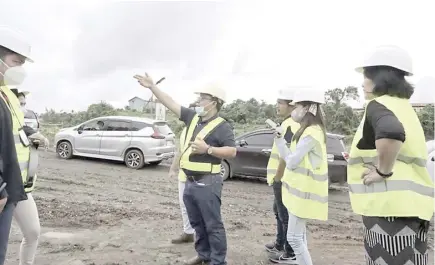  ?? PHOTOGRAPH BY MARIA ROMERO ?? WILSON Bontigao, CALAX Constructi­on Manager, tours the media along the Silang Interchang­e of the Cavite-Laguna Expressway.